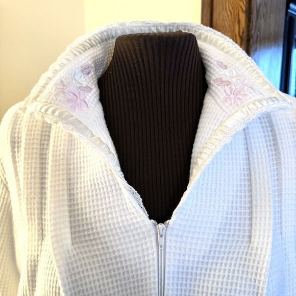 Miss Elaine VTG Robe Wms Sz L White Waffle Knit w/Embroidered Collar Front Zip - Picture 2 of 11